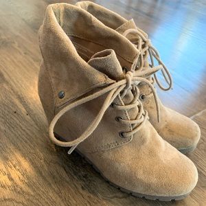 Brow wedge booties